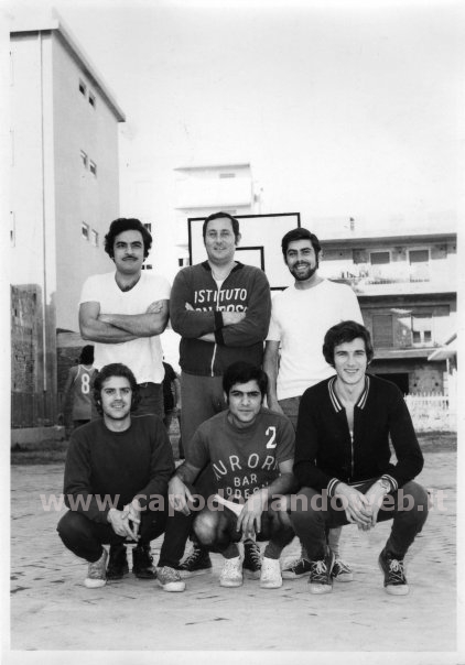 basket.jpg - In piedi da sinistra: Cono Portale, Ninì Fera, Franco Gazia.Accosciati da sinistra: Carmelo Micale, Cono Russo, Franco Perdichizzi.
