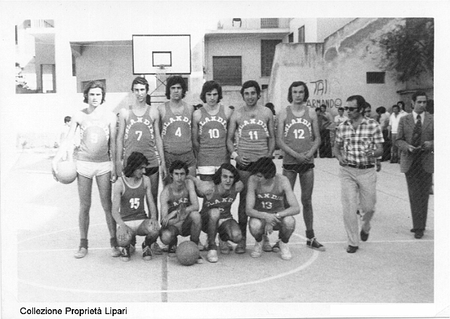 orlandina_1973.jpg - In piedi: S.Lipari, S.Sidoti, L.Salerno, Burgio, N.Minciullo, F.Ingrillì, Presid. Barbitta. Accosciati: M.Collovà, M.Sidoti, D.Di Marco, F.Perdichizzi.